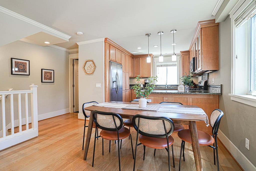Exquisite Central Townhome With Spacious Loft And Gourmet Kitchen ซีแอตเทิล ภายนอก รูปภาพ