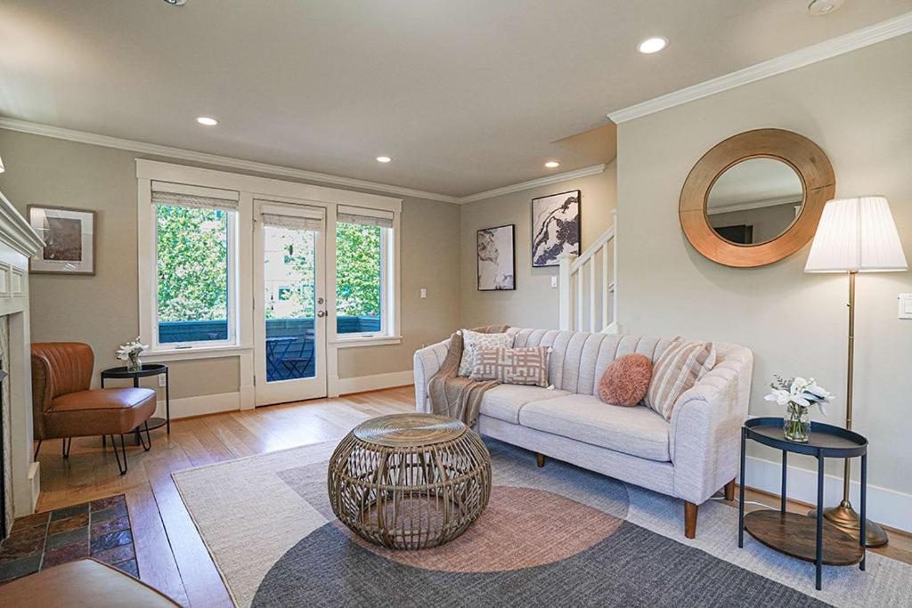 Exquisite Central Townhome With Spacious Loft And Gourmet Kitchen ซีแอตเทิล ภายนอก รูปภาพ