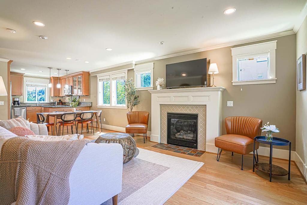 Exquisite Central Townhome With Spacious Loft And Gourmet Kitchen ซีแอตเทิล ภายนอก รูปภาพ