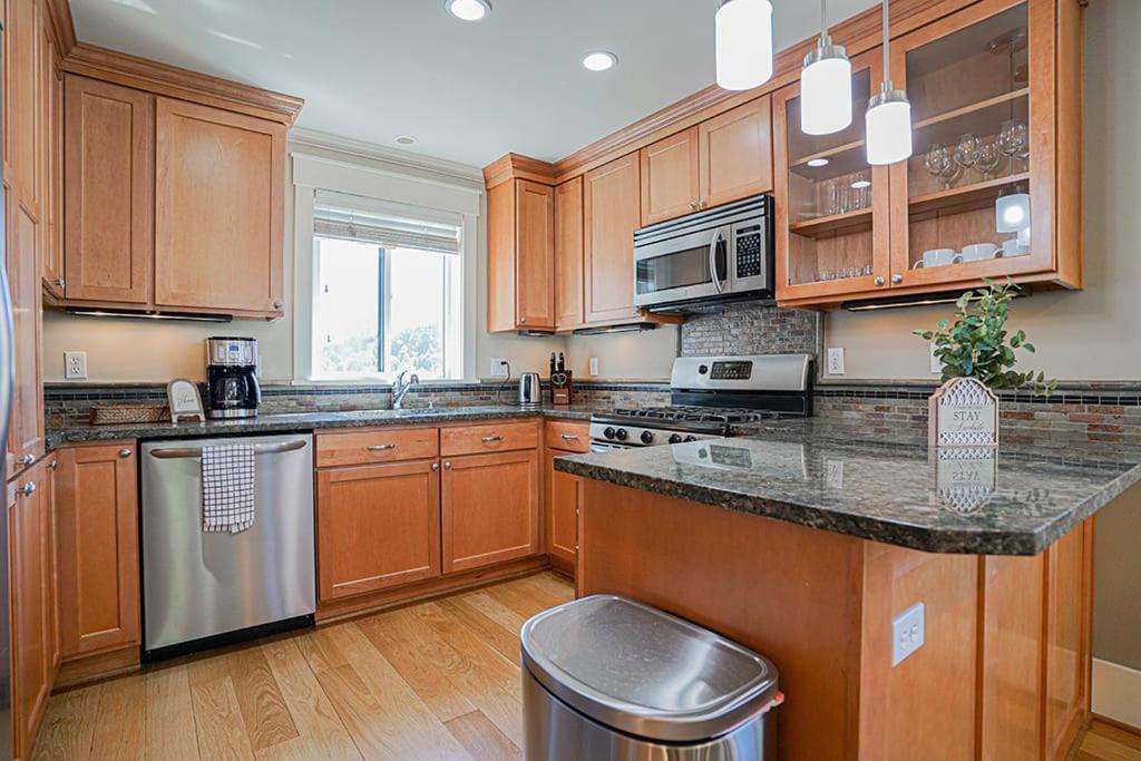 Exquisite Central Townhome With Spacious Loft And Gourmet Kitchen ซีแอตเทิล ภายนอก รูปภาพ