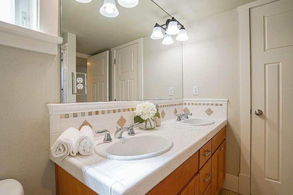 Exquisite Central Townhome With Spacious Loft And Gourmet Kitchen ซีแอตเทิล ภายนอก รูปภาพ
