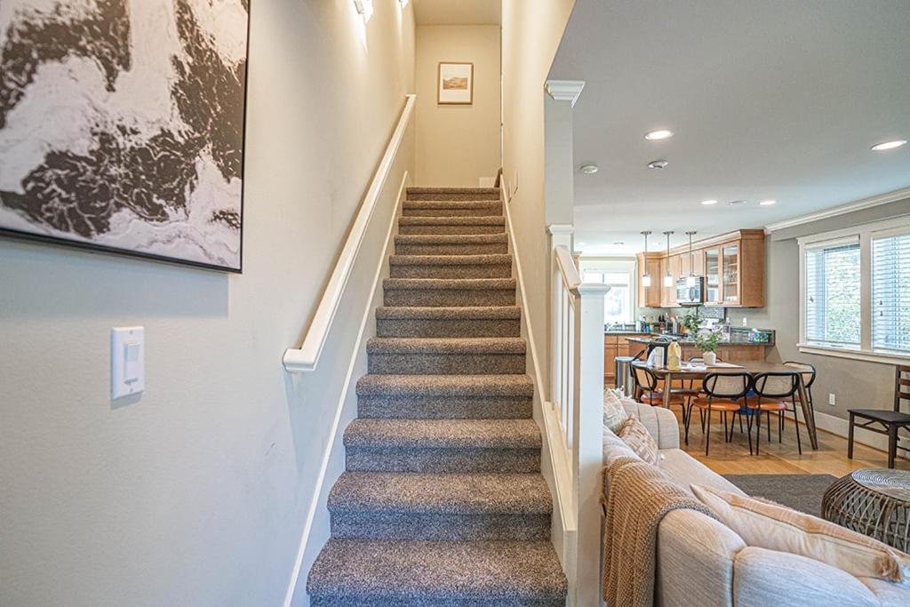 Exquisite Central Townhome With Spacious Loft And Gourmet Kitchen ซีแอตเทิล ภายนอก รูปภาพ